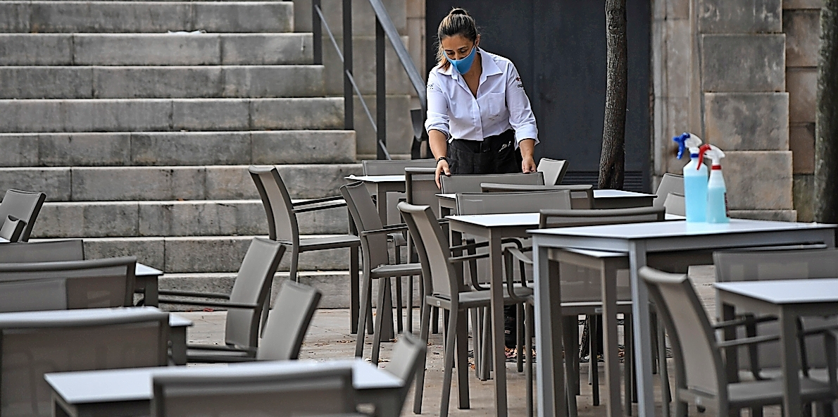 Limpiando y desinfectando una terraza. / Hardy