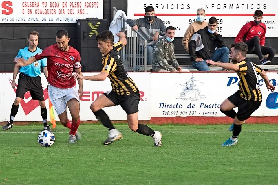 Vinatea controla el bal&oacute;n ante un jugador del Barakaldo. / Reguera