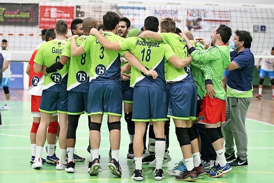 Jugadores y t&eacute;cnicos del Voley de Cabez&oacute;n de la Sal festejando el triunfo. / Marcos Fierro