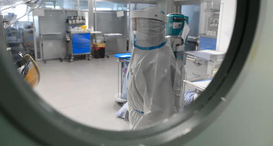 Un sanitario con el traje protector en la zona UCI del Hospital Marqu&eacute;s de Valdecilla. / HARDY