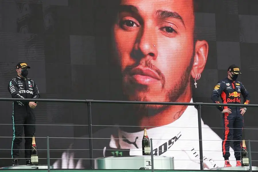 El piloto brit&aacute;nico de F&oacute;rmula Uno Lewis Hamilton de Mercedes-AMG Petronas (L) y el piloto holand&eacute;s de F&oacute;rmula Uno Max Verstappen de Aston Martin Red Bull Racing (R) celebran en el podio despu&eacute;s del Gran Premio de F&oacute;rmula Uno de Portugal 2020.  / Rafael Marchante