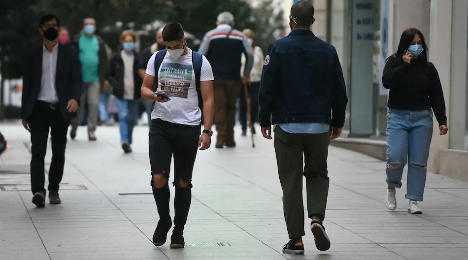 Varias personas con mascarilla por la ciudad de Santander. / HARDY
