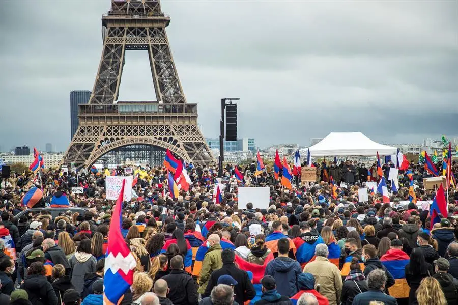 Manifestantes franco-armenios sostienen carteles y banderas armenias durante una manifestaci&oacute;n de apoyo a Armenia en el conflicto de Nagorno-Karabaj en Par&iacute;s, Francia, el 25 de octubre de 2020. Los enfrentamientos armados estallaron el 27 de septiembre de 2020 en el conflicto entre Azerbaiy&aacute;n y Armenia sobre el territorio de Nagorno-Karabaj. (Protestas, Azerbaiy&aacute;n, Francia, Turqu&iacute;a) EFE/EPA/CHRISTOPHE PETIT TESSON