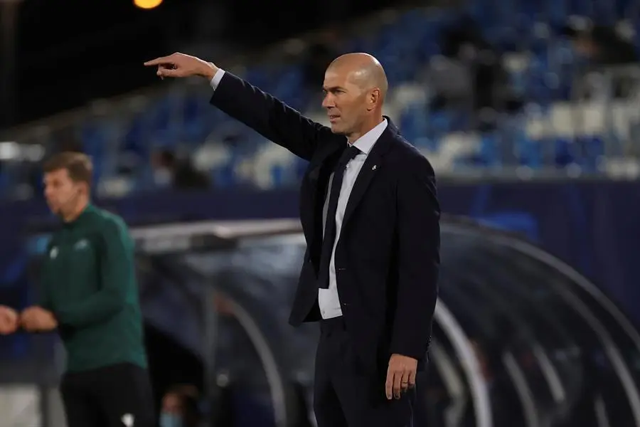 El t&eacute;cnico franc&eacute;s del Real Madrid, Zinedine Zidane, en partido de la primera jornada de la Liga de Campeones ante el Shakthar Donetsk, este mi&eacute;rcoles en el estadio Alfredo di St&eacute;fano . EFE/JuanJo Mart&iacute;n