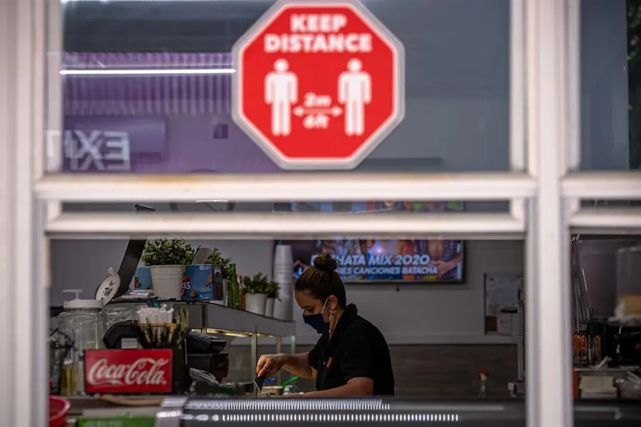 El balance provisional de fallecidos -223.845- supera con creces la cota m&aacute;s baja de las estimaciones iniciales de la Casa Blanca, que proyect&oacute; en el mejor de los casos entre 100.000 y 240.000 muertes a causa de la pandemia. EFE/Giorgio Viera
