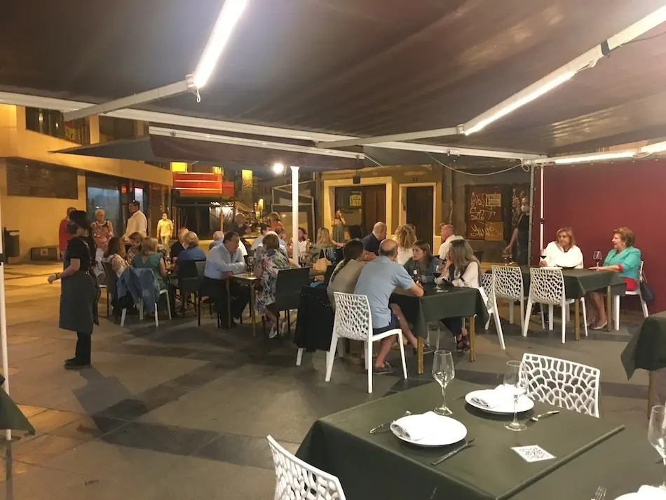 Vista de la terraza del Restaurante la Casuca el pasado viernes en la calle San Jos&eacute; de Torrelavega. / S.D.