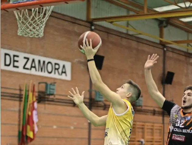 Un jugador del Bezana entrando a canasta. / Sergio Cocho