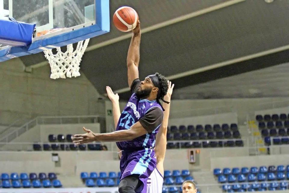 Brian Ofori, MVP del partido, anotando una canasta. / Pablo Lanza