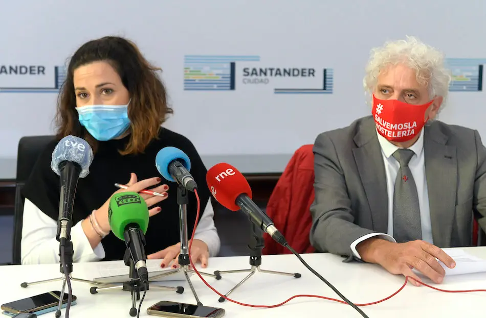 La concejala de Turismo, Miriam D&iacute;az y el presidente de la Asociaci&oacute;n de Hosteler&iacute;a de Cantabria. / ALERTA