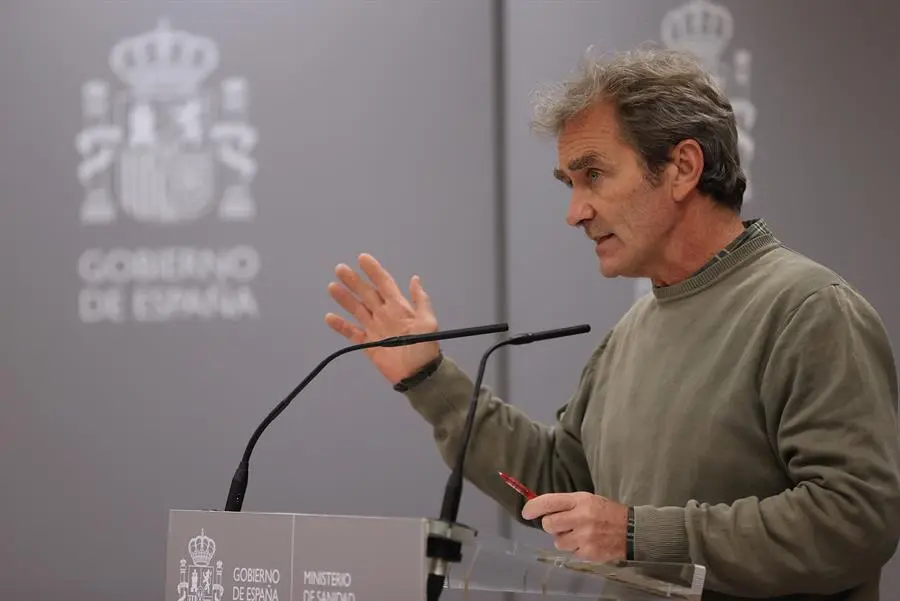 El director del Centro de Alertas y Emergencias Sanitarias, Fernando Sim&oacute;n, durante la rueda de prensa ofrecida este lunes en Madrid para informar acerca de los &uacute;ltimos datos de la pandemia del coronavirus en Espa&ntilde;a. EFE/ Juanjo Mart&iacute;n
