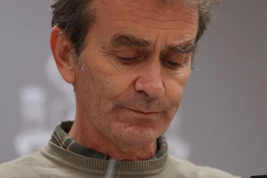 El director del Centro de Alertas y Emergencias Sanitarias, Fernando Sim&oacute;n, durante la rueda de prensa ofrecida este lunes en Madrid para informar acerca de los &uacute;ltimos datos de la pandemia del coronavirus en Espa&ntilde;a. EFE/ Juanjo Mart&iacute;n