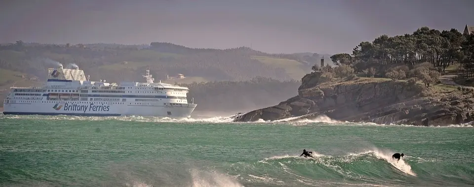 Temporal de olas en el Sardinero. / HARDY