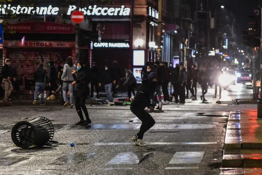 Protestas y enfrentamientos en Mil&aacute;n, contra los cierres decretados por el Gobierno.. EFE/EPA/MATTEO CORNER