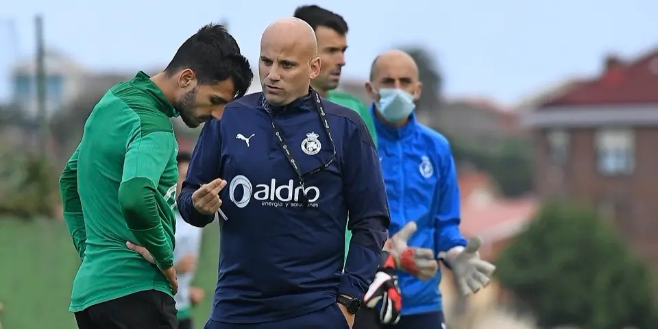 Javi Rozada, conversando con Pablo Andrade durante el entrenamiento de ayer. / Hardy