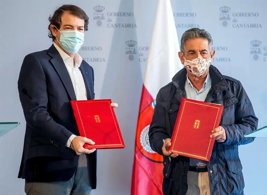 Los presidentes de las comunidades aut&oacute;nomas de Castilla y Le&oacute;n y Cantabria, Alfonso Fern&aacute;ndez Ma&ntilde;ueco y Miguel &Aacute;ngel Revilla durante el acuerdo. / EFE/Santi Otero