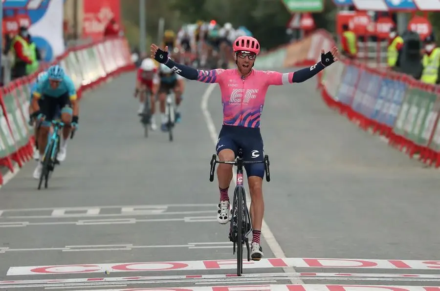 El canadiense Michael Woods (EF Pro Cycling) se impone vencedor en la s&eacute;ptima etapa de La Vuelta ciclista a Espa&ntilde;a disputada hoy entre Vitoria y Villanueva de Valdegov&iacute;a, de 159,7 km de recorrido. EFE/Kiko Huesca