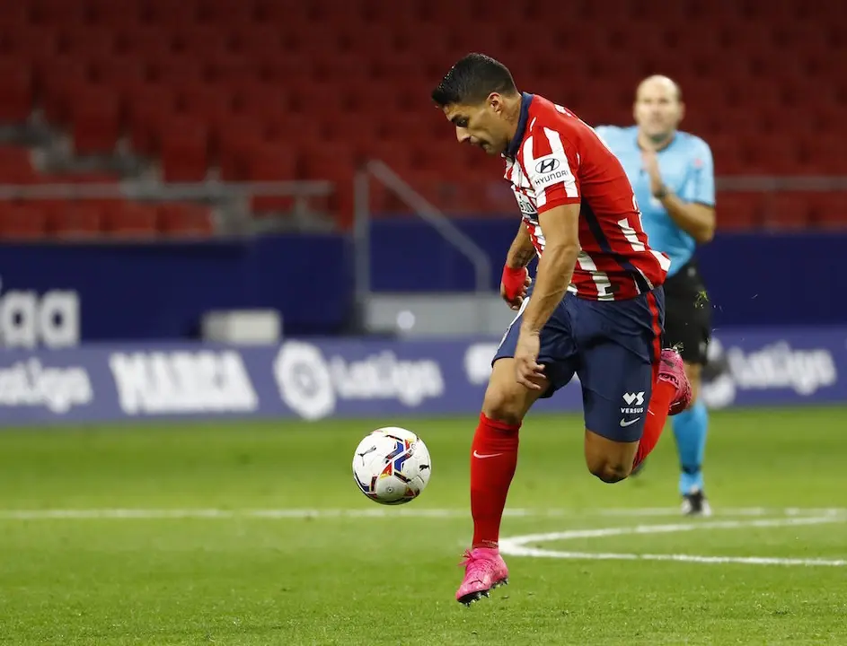 GRAF7352. MADRID, 24/10/2020.- El delantero uruguayo del Atl&eacute;tico de Madrid Luis Su&aacute;rez durante el partido de la s&eacute;ptima jornada de Liga que Atl&eacute;tico de Madrid y Real Betis juegan hoy s&aacute;bado en el Wanda Metropolitano. EFE/Ballesteros.
