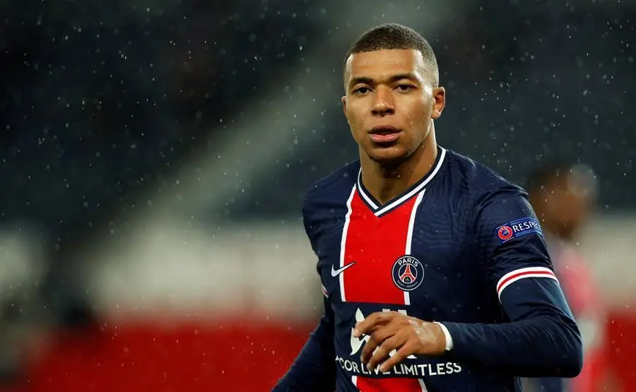Paris (France), 20/10/2020.- Paris Saint Germain's Kylian Mbappe reacts during the UEFA Champions League Group H soccer match between PSG and Manchester United at the Parc des Princes stadium in Paris, France, 20 October 2020. (Liga de Campeones, Francia) EFE/EPA/YOAN VALAT