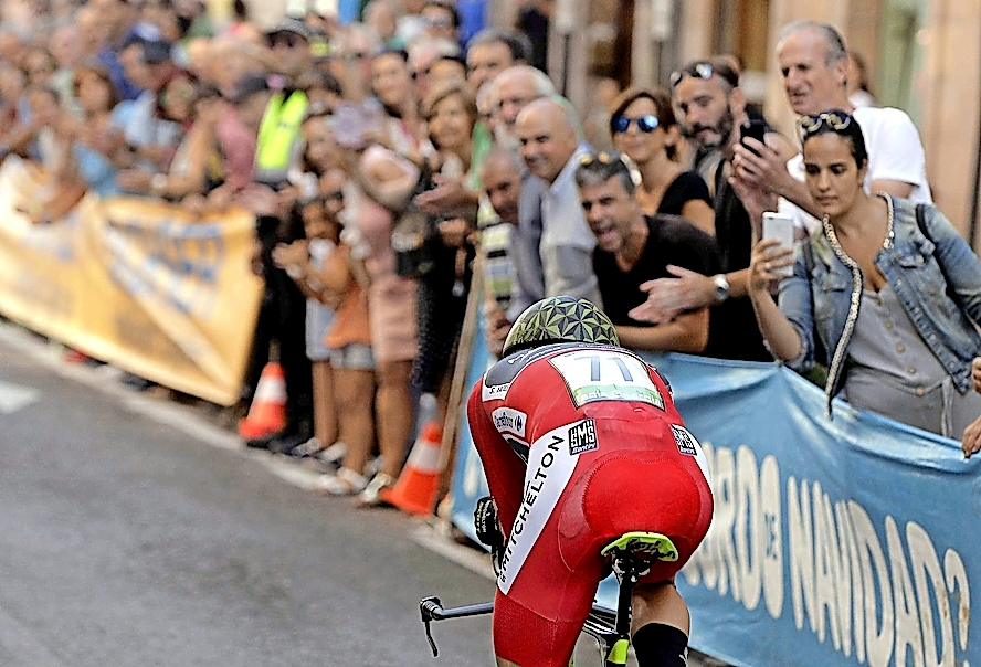 El corredor británico del equipo Michelton-Scott, Simon Yates, durante la 16&ordf; etapa de La Vuelta a España en 2018 disputada entre Santillana del Mar y Torrelavega (Cantabria), con un recorrido de 32 kilómetros. EFE/Manuel Bruque