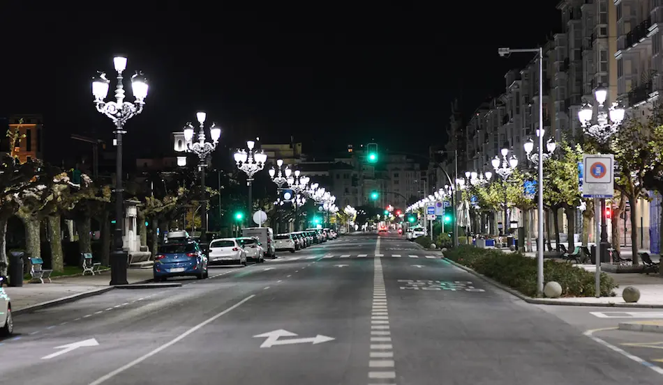 Vista del Paseo Pereda en el primer d&iacute;a del toque de queda en Santander. / HARDY