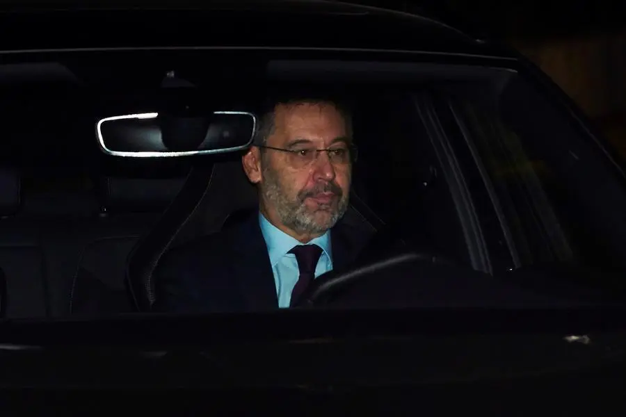 El presidente del FC Barcelona, Josep Maria Bartomeu, llega a la reuni&oacute;n extraordinaria de la junta directiva que ha convocado este martes en el Camp Nou. EFE/Alejandro Garc&iacute;a