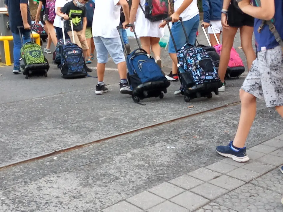 Varios alumnos entran al Colegio Salesianos Deusto durante el d&iacute;a de huelga en la ense&ntilde;anza convocada por los sindicatos vascos de educaci&oacute;n, en Bilbao, Euskadi (Espa&ntilde;a), a 15 de septiembre de 2020. La huelga se hace en demanda de la negociaci&oacute;n de medidas de prevenci&oacute;n y de contrataciones que garanticen un regreso a las aulas "seguro" ante la pandemia del coronavirus.
Europa Press
