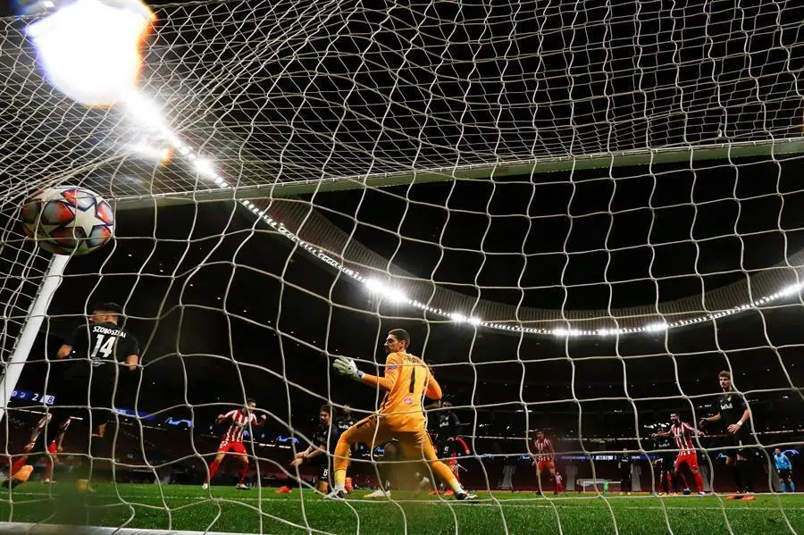 El portero del Salzburgo Cican Stankovic (c) encaja el tercer gol ante el Atl&eacute;tico de Madrid, durante el partido correspondiente a la fase de grupos de la Liga de Campeones disputado este martes en el Wanda Metropolitano. EFE/JuanJo Mart&iacute;n