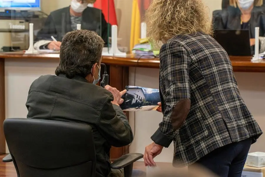 El acusado Luciano Sim&oacute;n, el conocido "Rambo de Cantabria" ya que se atrincher&oacute; en su casa de Turieno durante horas y dispar&oacute; a la Guardia Civil, testifica durante el juicio en su contra en los juzgados de Santander este martes y en el que la Fiscal&iacute;a le pide trece a&ntilde;os de c&aacute;rcel.EFE/ Rom&aacute;n G. Aguilera