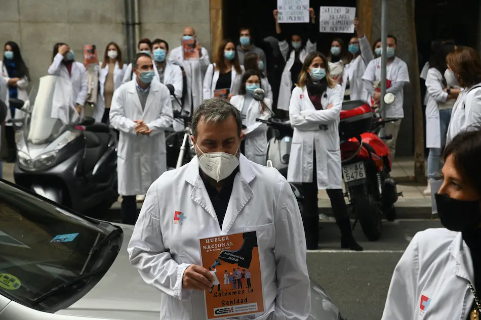 271020 santander
 Los m&eacute;dicos de Cantabria est&aacute;n llamados a la huelga, que convoca este martes en toda Espa&ntilde;a el Sindicato M&eacute;dico para exigir la retirada del decreto del Ministerio de Sanidad que permite contratar a m&eacute;dicos sin titulo de especialista y a profesionales de fuera de la Uni&oacute;n Europea que no tengan su t&iacute;tulo homologado en Espa&ntilde;a, por lo que los representantes de los profesionales se concentran frente a la Consejer&iacute;a de Sanidad. 
Consejer&iacute;a de Sanidad
Foto nacho cubero