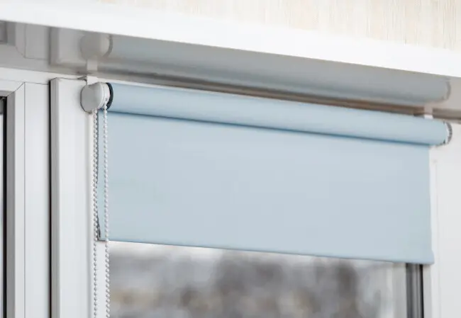 persiana-enrollable-color-ventana-plastico-blanco-persianas-ventana-plastico_120795-195