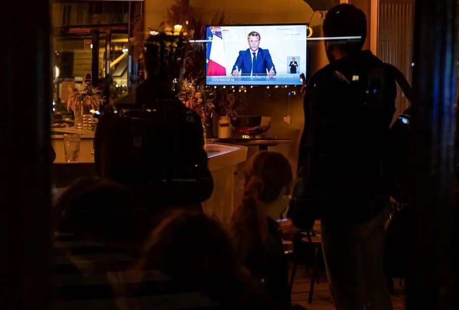 Los clientes en un caf&eacute; ven la declaraci&oacute;n televisada del presidente franc&eacute;s Emmanuel Macron, en Par&iacute;s, Francia, el 28 de octubre de 2020.EFE/EPA/IAN LANGSDON