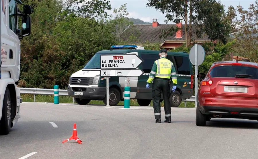 La Guardia Civil de Tr&aacute;fico realiza un control en la localidad de La Franca. EFE/Juan Gonz&aacute;lez/Archivo