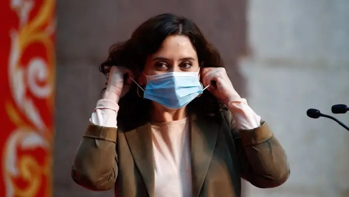 La presidenta de la Comunidad de Madrid, Isabel D&iacute;az Ayuso, se coloca la mascarilla tras su intervenci&oacute;n durante un homenaje del Gobierno regional a los docentes madrile&ntilde;os. - EUROPA PRESS/O.BARROSO.POOL - Europa Press