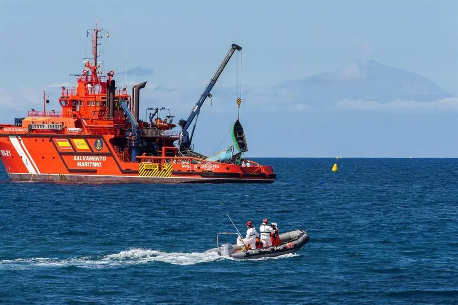 El buque de Salvamento Mar&iacute;timo Guardamar Miguel de Cervantes recoge varias pateras vac&iacute;as, que van acumulando en el muelle de Arguinegu&iacute;n (Gran Canaria), hasta su posterior destrucci&oacute;n. EFE/Quique Curbelo