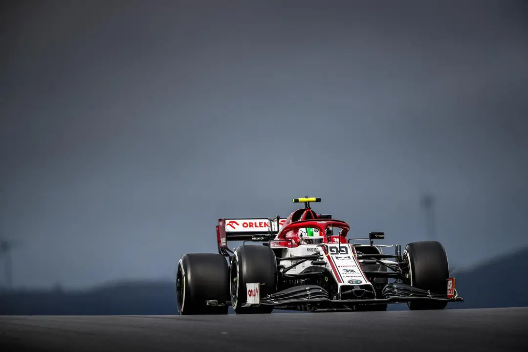 Antonio Giovinazzi a los mandos del Alfa Romeo en el GP DE Portugal de F&oacute;rmula 1. EUROPA PRESS
