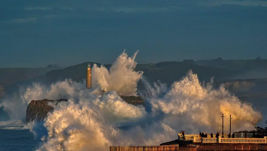 Las olas rompen contra la isla de Mouro y el Palacio de la Magdalena en Santander. Las previsiones de la Agencia Estatal de Meteorolog&iacute;a fijan desde hoy el aviso naranja debido a que se espera mar combinada del noroeste con olas de varios metros, lo que supone "un riesgo importante". EFE/ Rom&aacute;n G. Aguilera