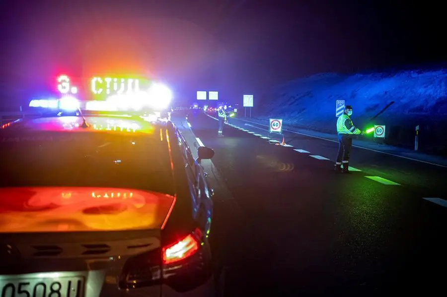 La Comunidad de Madrid permanece cerrada perimetralmente desde las 00.00 horas de este viernes y continuar&aacute; as&iacute; hasta las 00.00 del pr&oacute;ximo martes para impedir los desplazamientos durante el puente de Todos los Santos.EFE/Ismael Herrero