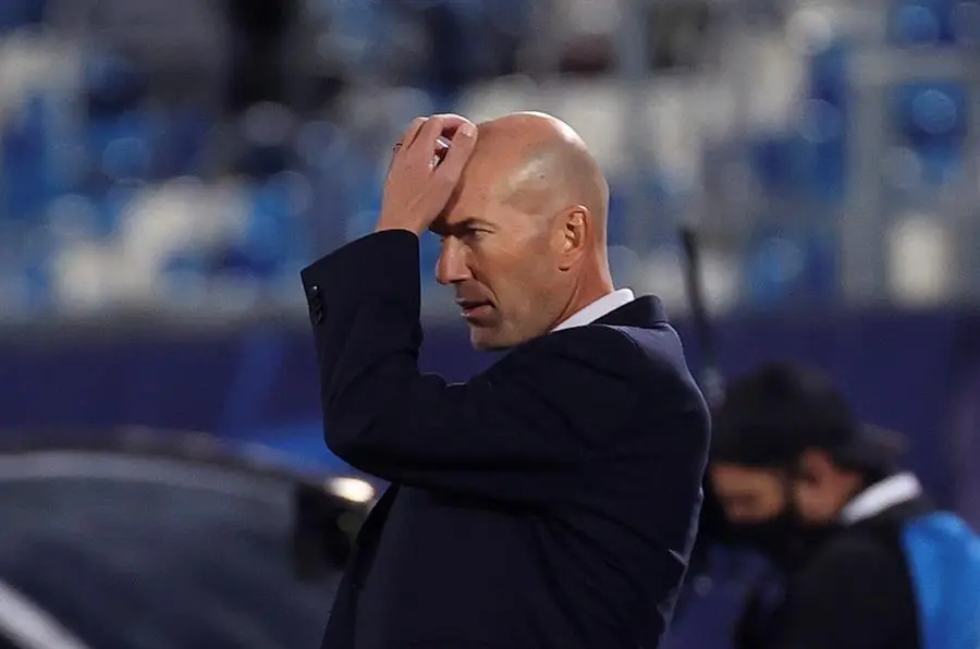 El t&eacute;cnico franc&eacute;s del Real Madrid, Zinedine Zidane, en partido de la primera jornada de la Liga de Campeones ante el Shakthar Donetsk, este mi&eacute;rcoles en el estadio Alfredo di St&eacute;fano. / EFE