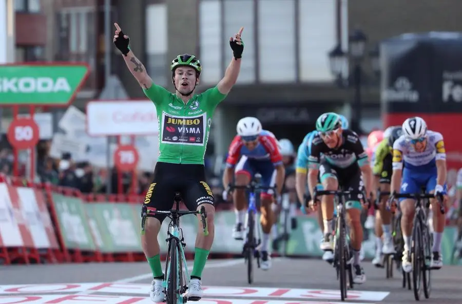 El ciclista esloveno Primoz Roglic celebra a su paso por meta tras vencer en la d&eacute;cima etapa en Suances. / EFE