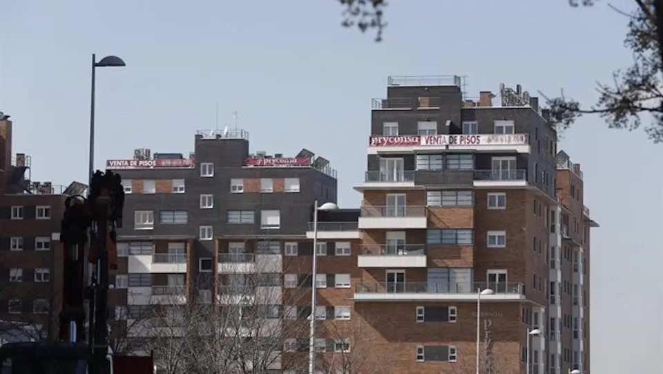 Fachada de un edificio que anuncia su venta. / EUROPA PRESS