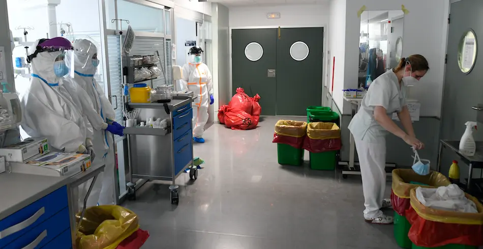 El personal sanitario con sus trajes de protecci&oacute;n en la UCI del Hospital Marqu&eacute;s de Valdecilla. / ALERTA
