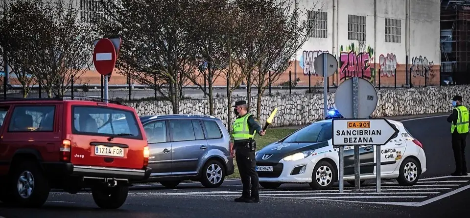 Un agente de la Guardia Civil en un control ayer por la tarde. / Hardy