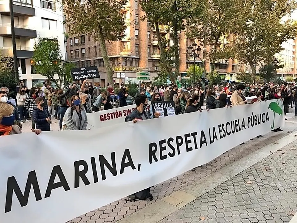 Un momento de la protesta de ayer por la tarde ante la Consejer&iacute;a de Educaci&oacute;n. / E.P.