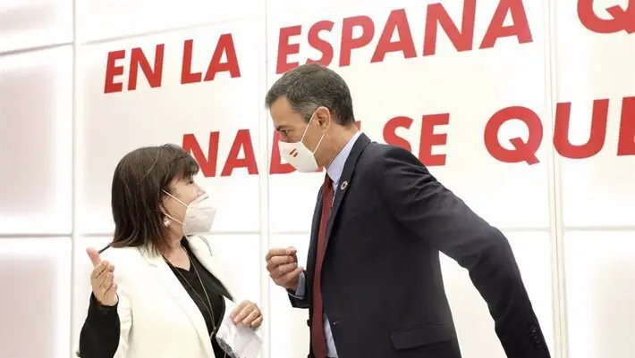 El secretario general del PSOE y presidente del Gobierno, Pedro S&aacute;nchez; habla con la presidenta del PSOE, Cristina Narbona. - Psoe - Archivo