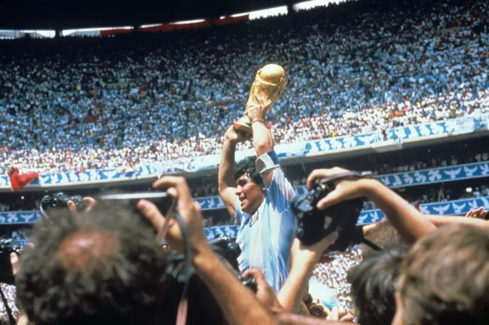 Fotograf&iacute;a de Diego Armando Maradona con la Copa del Mundo tras  la final de 1986 disputada en el estadio Azteca. / EFE