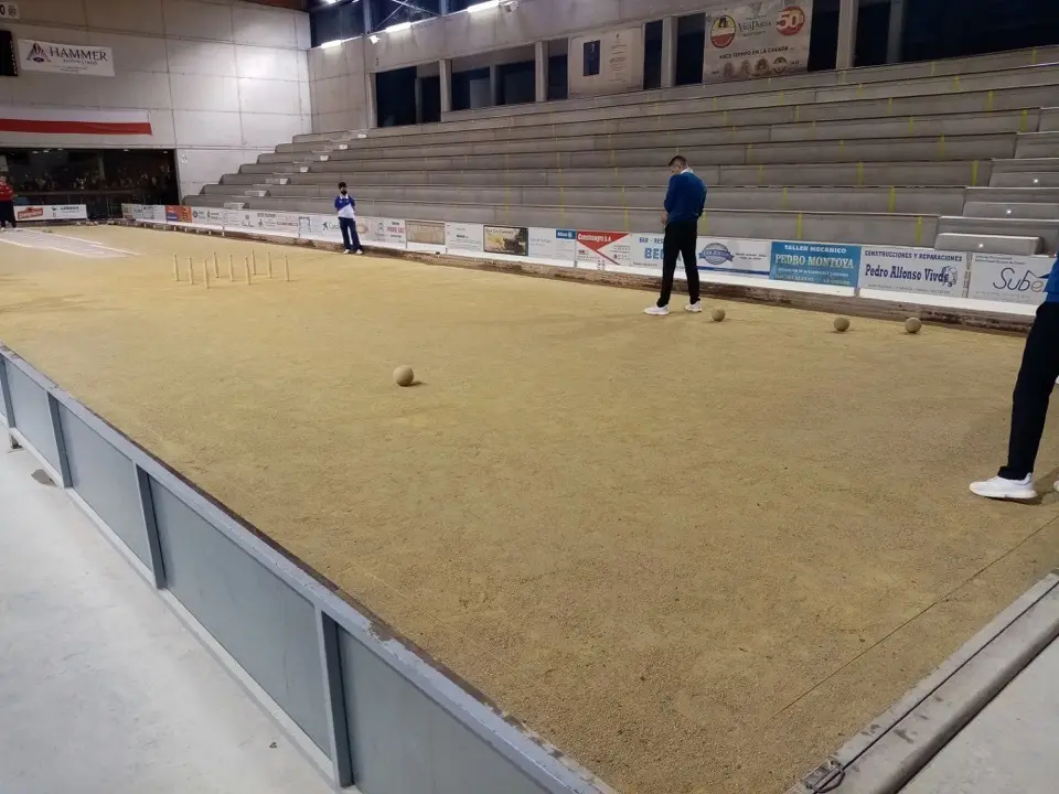 Las gradas de la bolera La Encina de La Cavada, ayer completamente vac&iacute;as durante el partido entre Riotuerto y Pe&ntilde;acastillo. / Villoslada