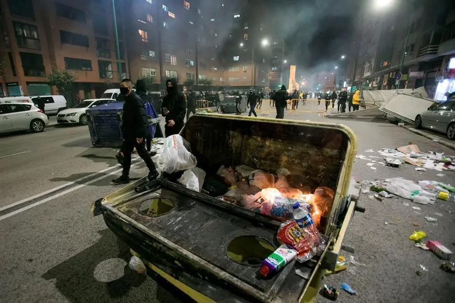 M&aacute;s de un centenar de personas han protagonizado esta noche graves disturbios en la ciudad de Burgos. / EFE