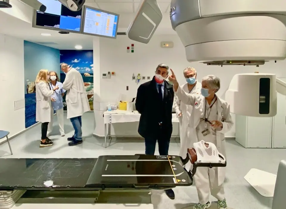 Autoridades y responsables de Valdecilla visitando el nuevo equipo. / ALERTA