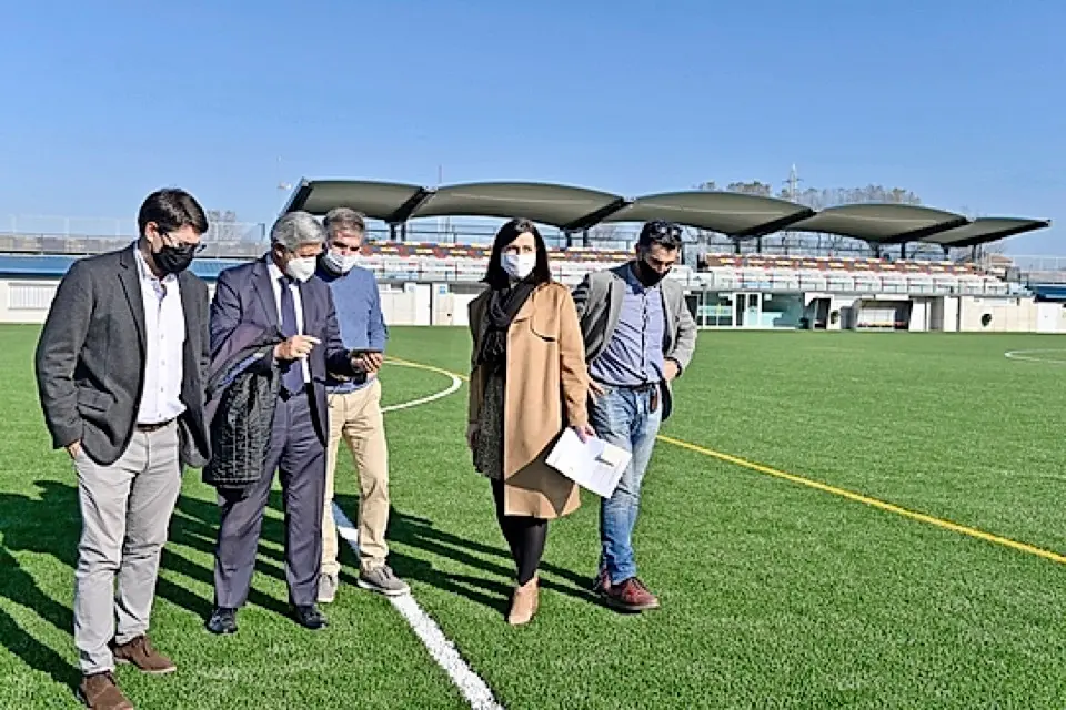 Las autoridades visitando el campo de San Rom&aacute;n. / ALERTA
