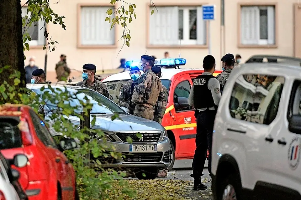 Las fuerzas de seguridad francesas en la iglesia ortodoxa en Lyon. / EFE
